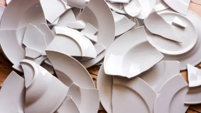 ilustrasi piring pecah.