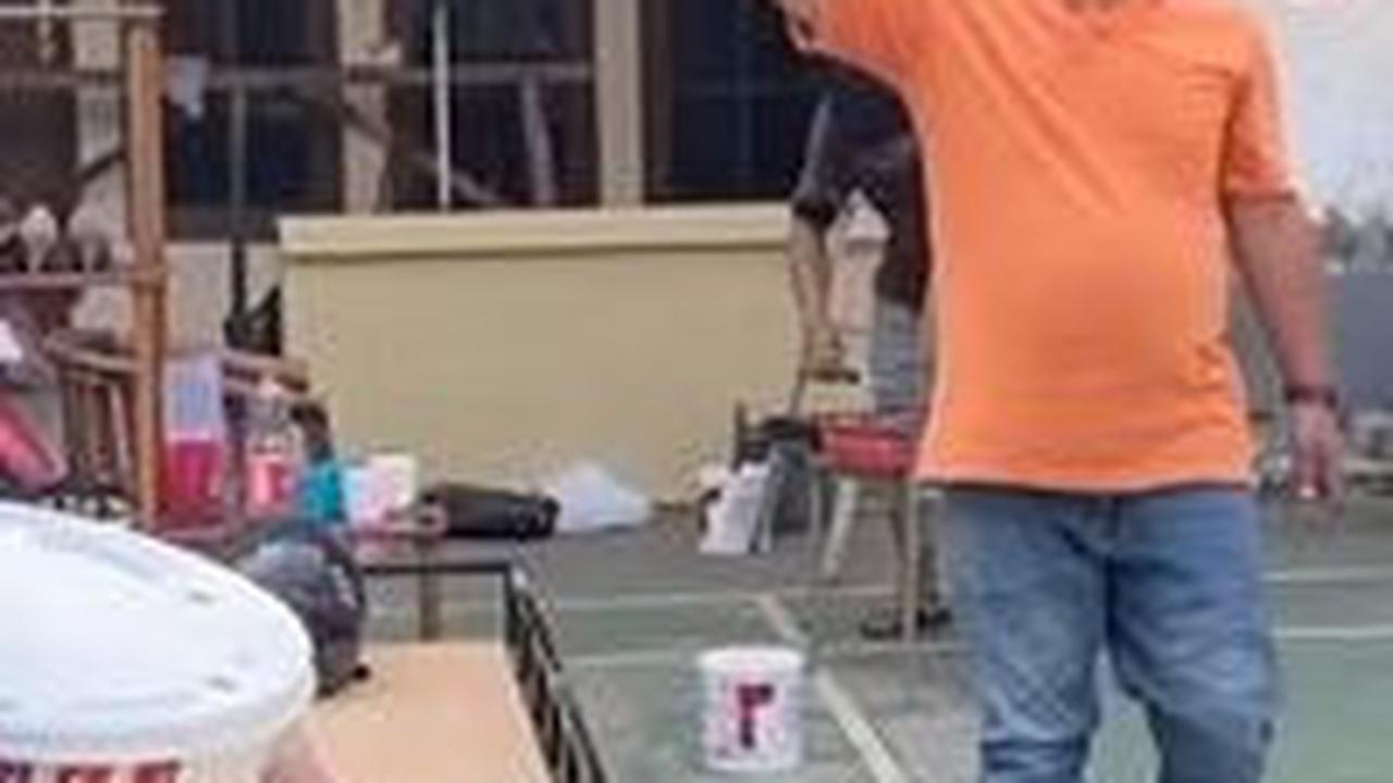Terlihat di belakang Temon adalah rumahnya yang tampak sederhana. Meskipun begitu, tanahnya yang luas bisa digunakan untuk halaman dan lapangan badminton.