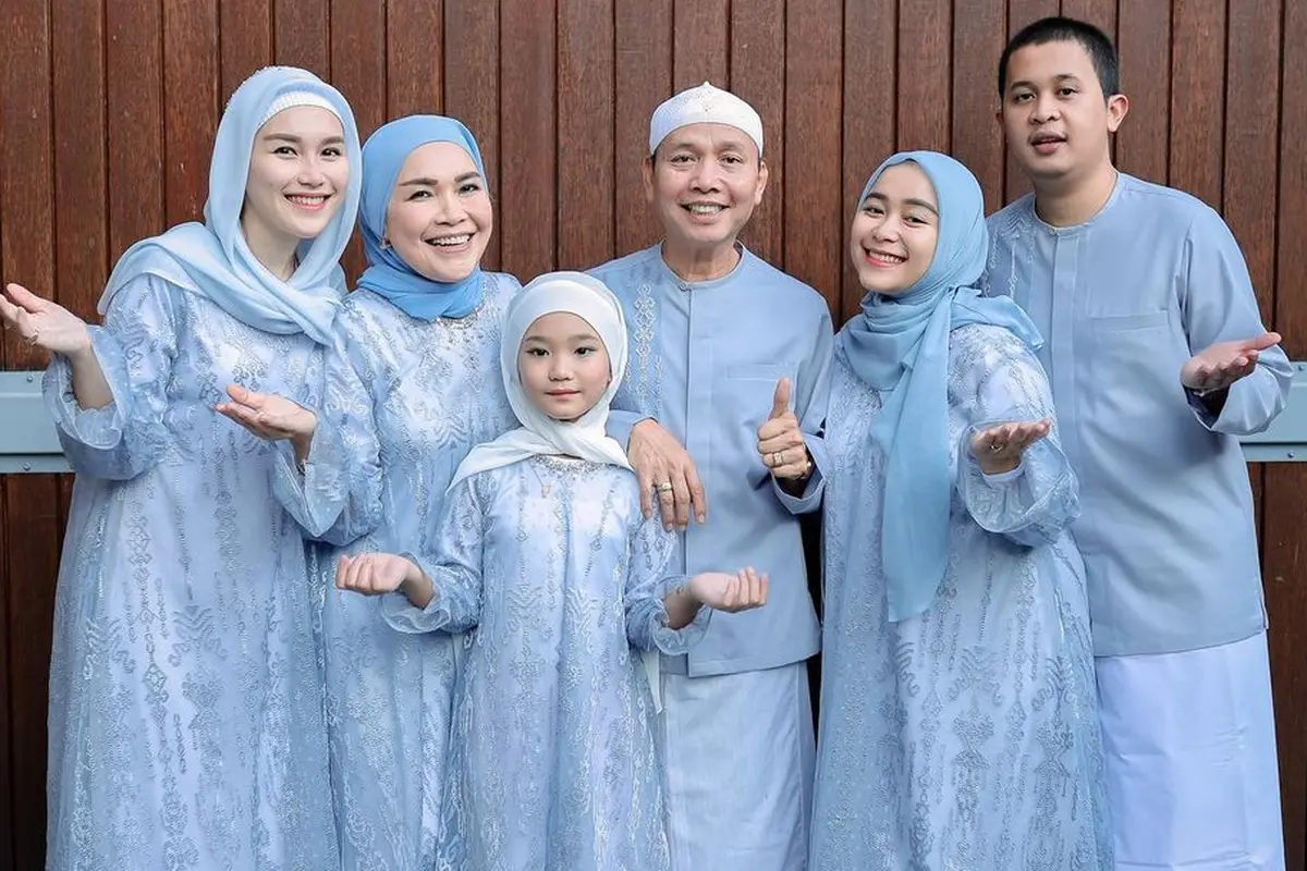 Ayu Ting Ting dan keluarga