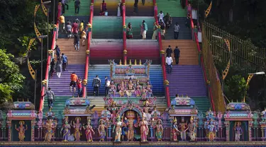 Umat Hindu menaiki tangga berwarna untuk berdoa saat Festival Diwali di Kuil Batu Caves, Kuala Lumpur, Malaysia, Kamis (4/11/2021). Diwali adalah salah satu festival terpenting dalam agama Hindu, didedikasikan untuk penyembahan dewi kekayaan Lakshmi. (AP Photo/Vincent Thian)