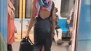 Kala naik MRT, Kimmy Jayanti tetap terlihat dengan gayanya yang stylish [Intagram/kimmyjayanti]
