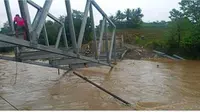 Jembatan Sungai Garimpang di Desa Kalero, Kecamatan Kajuara yang ambruk sebelum digunakan (Liputan6.com/Istimewa)