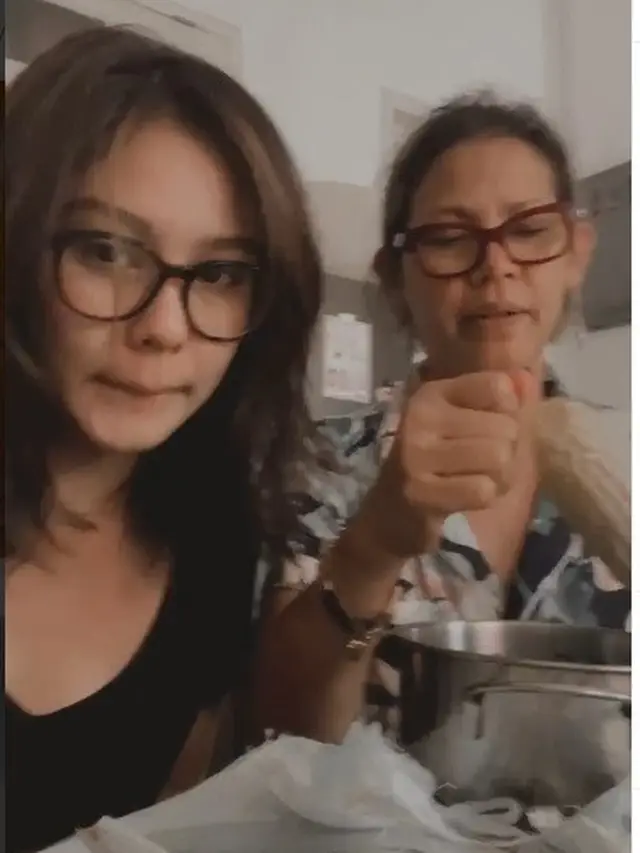 Potret Aktris Muda Bersama Sang Ibu