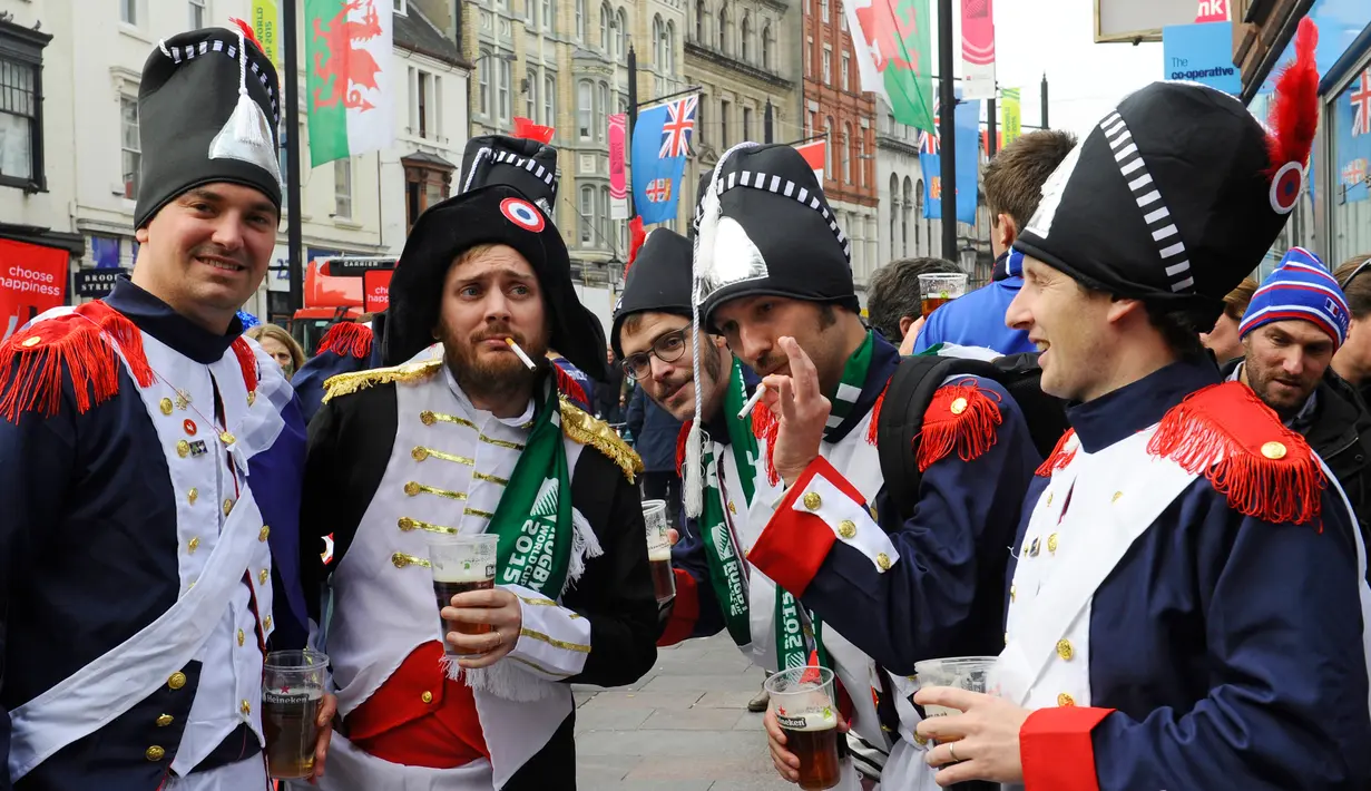 Sejumlah suporter Perancis mengunakan kostum unik sebelum pertandingan Piala Dunia Rugby 2015 antara Prancis melawan Irlandia di Millennium Stadium, Cardiff, Wales (11/10/2015). (Reuters/Henry Browne)