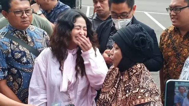 Dewi Perssik dan Ibunya, Sri Muna