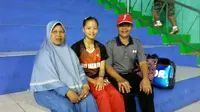 Pebulutangkis DKI Jakarta, Fitriani, bersama orang tuanya, Dede Abdulrohman dan Eti Sukmiati di GOR Bima, Cirebon, Rabu (28/9/2016). (Bola.com/Yus Mei Sawitri)