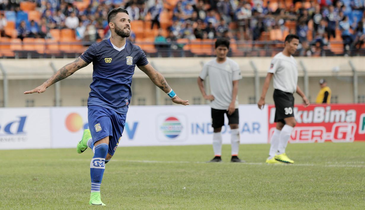 Striker Persiba, Marlon Da Silva, merayakan gol yang dicetaknya ke gawang Persela pada laga Piala Presiden 2017 di Stadion Si Jalak Harupat, Jawa Barat, Senin (6/2/2017). Persiba menang 1-0 atas Persela. (Bola.com/Peksi Cahyo)