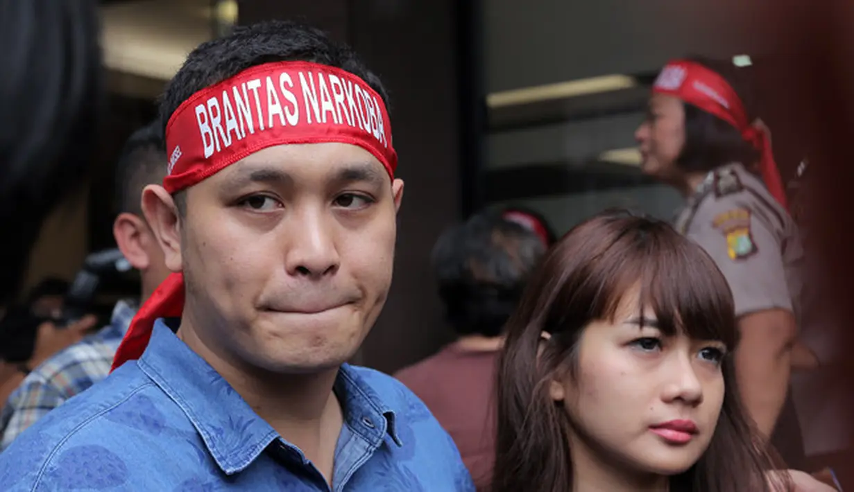 "Belum (pernah) sama sekali ditawarin narkoba, semoga tidak terjadi. Walau ditawarin gue baca efek dari narkoba seperti apa," kata Gilang Dirga di Polres Jakarta Selatan, Kamis (22/2/2018). (Deki Prayoga/Bintang.com)