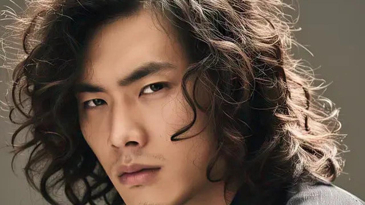 Dari Kasual hingga Formal, 7 Model Rambut Pria Panjang Berantakan tapi Tetap Rapi dan Stylish