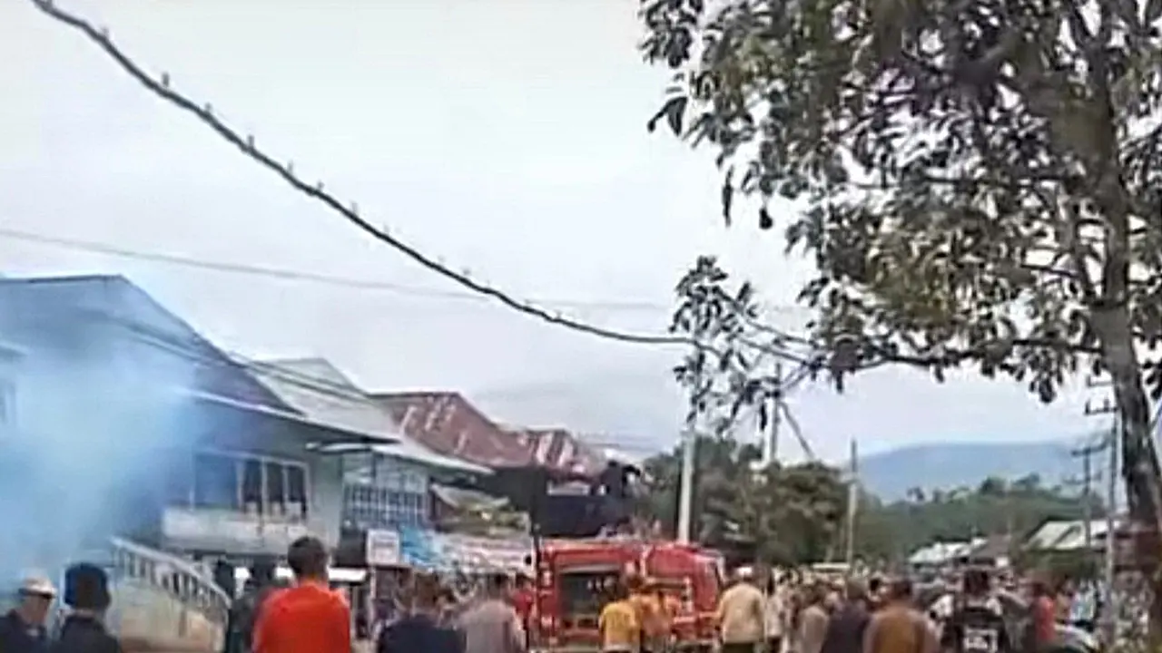 Tangkapan layar video detik-detik warga diduga melempari mobil Damkar di Lampung Barat. (Istimewa)
