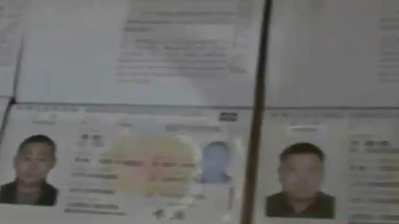 VIDEO: Petugas Tahan 2 Warga China Di Kantor Imigrasi 