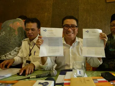 Helmy Yahya (tengah) menunjukkan surat pemberhentiannya sebagai Direktur Utama TVRI dalam konferensi pers di Jakarta, Jumat (17/1/2020). Dewan Pengawas Lembaga Penyiaran Publik TVRI resmi memecat Direktur Utama Helmy Yahya melalui surat pemberhentian pada 16 Januari 2020. (merdeka.com/Imam Buhori)