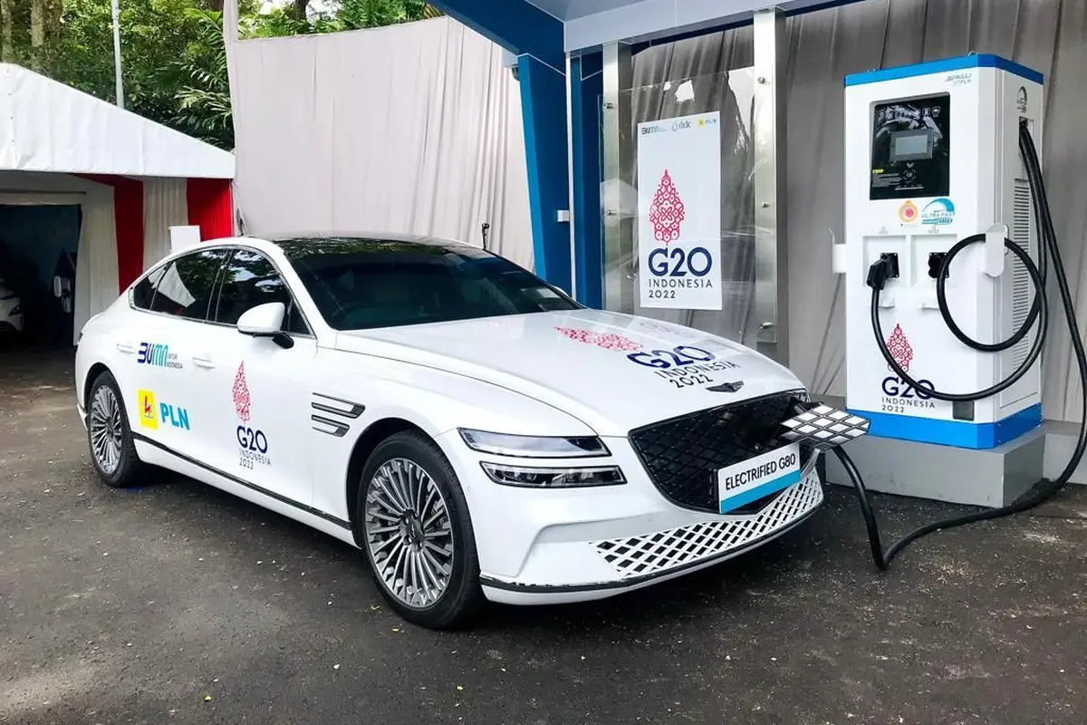 SPKLU ultra fast charging mampu mengisi penuh 2 mobil listrik dengan kapasitas di atas 80 kilo Watt (kW) secara bersamaan hanya dalam waktu singkat. (Dok PLN)