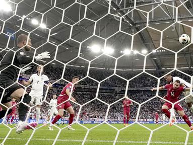 Pemain Inggris, Jude Bellingham, mencetak gol melalui tandukan kepala saat melawan Serbia pada laga Grup C Euro 2024 di Veltins Arena hari Senin (17/06/2024). (AP Photo/Martin Meissner)