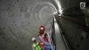 Pekerja menyelesaikan pembangunan proyek Mass Rapid Transit (MRT) di Jakarta, Kamis (19/10). Pembangunan MRT fase 1 (Lebak Bulus-Bundaran HI) ditargetkan pada akhir 2017 mencapai 90 persen. (Liputan6.com/Immanuel Antonius)