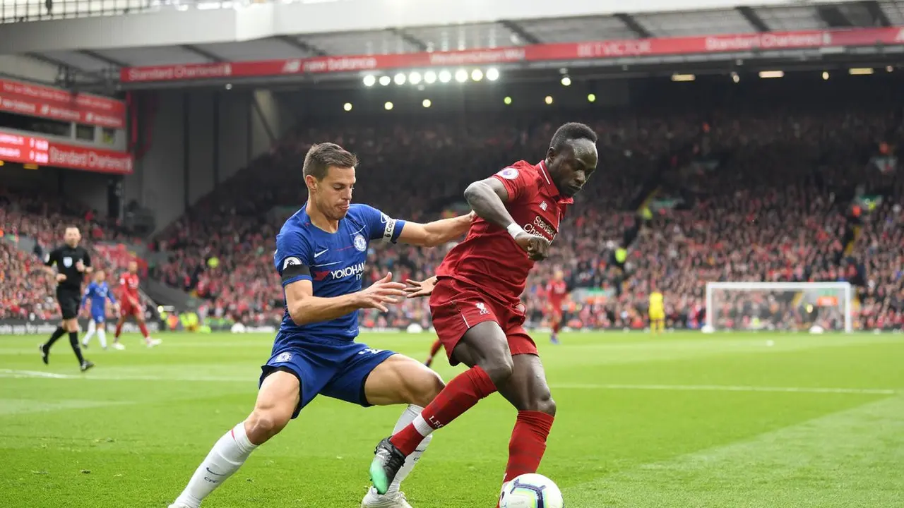 Winger Liverpool, Sadio Mane (kanan), mendapat kawalan ketat dari bek Chelsea, Cesar Azpilicueta dalam pertandingan Liga Inggris di Anfield