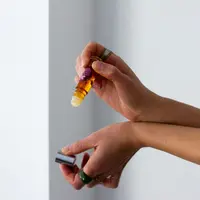 Jangan menggosok kulit setelah menyemprotkan parfum./copyright unsplash/Kat Sylvester