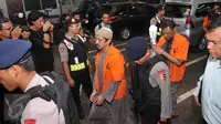 Para Terdakwa teroris saat akan memasuki ruang tahanan di Pengadilan Negeri Jakarta Barat, Selasa (9/2). Salah satu tersangka didakwa telah menyebarkan paham radikal Islamic State of Iraq and Syria (ISIS) melalui internet. (Liputan6.com/Gempur M Surya)