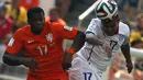 Gelandang serang Chile, Gary Medel (kanan) berebut bola atas dengan pemain depan Belanda, Jeremain Lens, saat berlaga di penyisihan Piala Dunia 2014 Grup B di Stadion Corinthians, Sao Paulo, Brasil, (23/6/2014). (REUTERS/Sergio Moraes) 