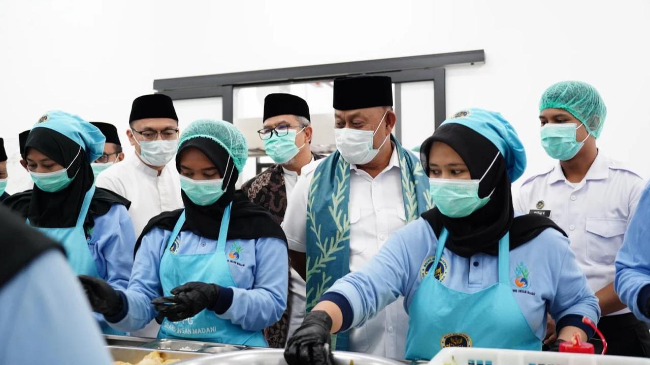 Kepala BGN, Dadan Hindayana pada acara peresmian SPPG Persis
