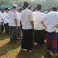 Santri Kota Tangerang Selatan mengikuti apel untuk memperingati Hari Santri Nasional di lapangan Pesantren AL-Amanah AL-Gontroy, Pondok Aren, Senin (22/10). Hari Santri Nasional diperingati setiap tanggal 22 Oktober. (Merdeka.com/Arie Basuki)