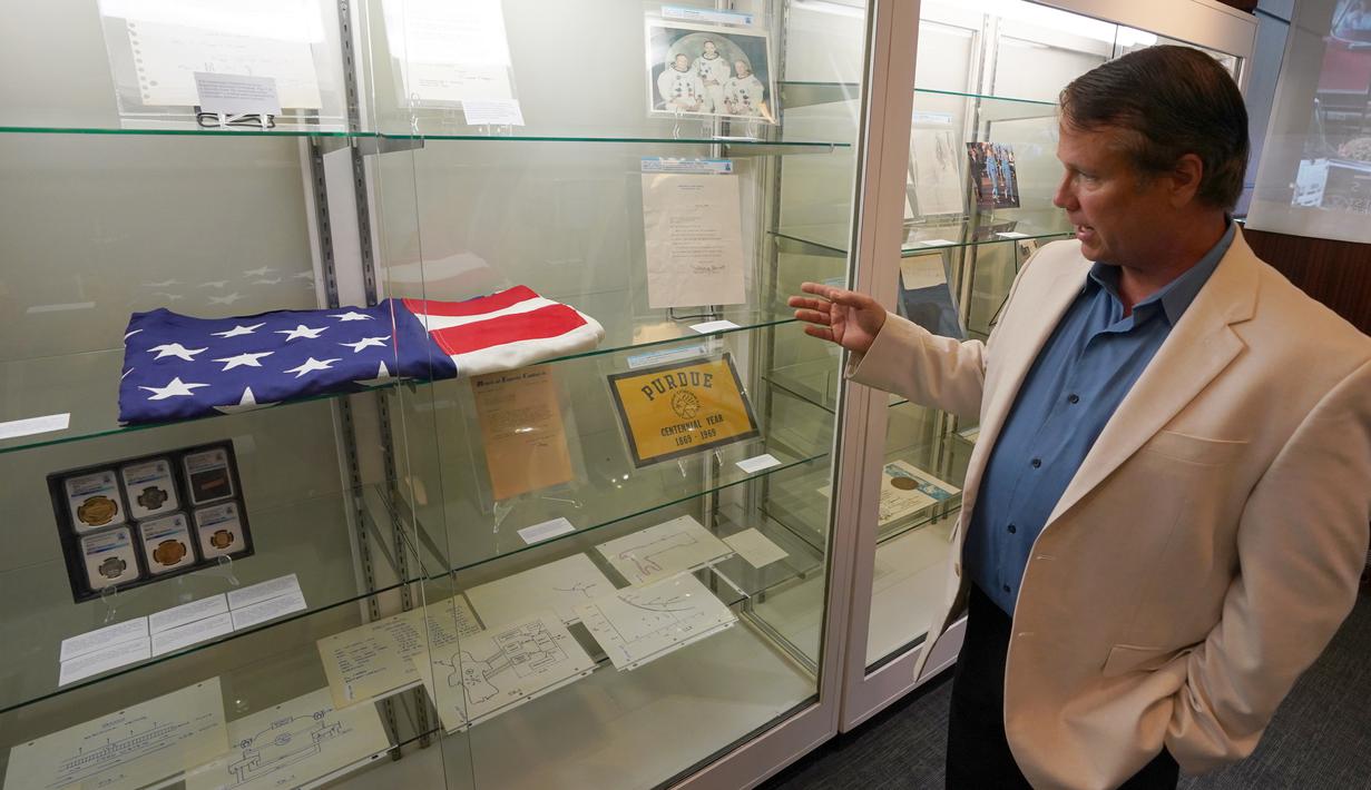 Putra Neil Armstong, Mark, berbicara tentang barang-barang milik ayahnya yang ditampilkan di Heritage Auctions, New York pada 2 Oktober 2018. Lebih dari 2.000 barang Armstong akan dilelang pada 1 November 2018 di Dallas, Texas. (Don EMMERT/AFP)