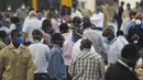 Suasana lelang pada hari pertama musim perdagangan tembakau di Harare, Zimbabwe, Rabu (29/4/2020). Musim perdagangan tembakau kali ini dimulai dari lantai lelang yang mematuhi aturan ketat akibat COVID-19. (AP Photo/Tsvangirayi Mukwazhi)