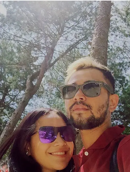 Pasangan ini begitu ceria. Ada juga Kartika putri yang ikut dalam rombongan itu. Begitu juga dengan keluarga besarnya. Sekitar satu jam rombongan ini di N-Tower. (Instagram/raffinagita1717)