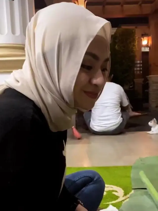 Potret Nathalie Holscher Pakai Hijab. (Sumber: Instagram/ferdinan_sule)