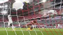Pemain Bayern Munchen, Thomas Muller, mencetak gol ke gawang Eintracht Frankfurt pada laga Bundesliga di Allianz Arena, Minggu (24/5/2020). Bayern Munchen menang 5-2 atas Eintracht Frankfurt. (AP/Andreas Gebert)