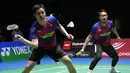 Ganda putra senior Indonesia, Mohammad Ahsan/Hendra Setiawan alias The Daddies gagal meraih gelar juara dunia keempatnya usai dikalahkan pasangan Malaysia, Aaron Chia/Soh Wooi Yik dalam laga final Kejuaraan Dunia Bulu Tangkis 2022 nomor ganda putra yang digelar di Tokyo Metropolitan Gymnasium, Jepang, Minggu (28/8/2022) siang WIB. (AP/Shuji Kajiyama)