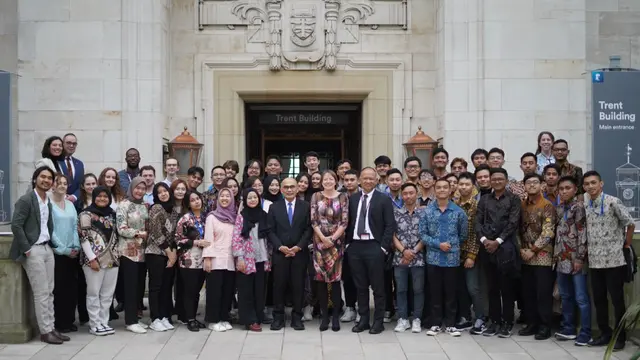 Dubes RI untuk Inggris, Desra Percaya (tengah), bersama para penerima IISMAVO.