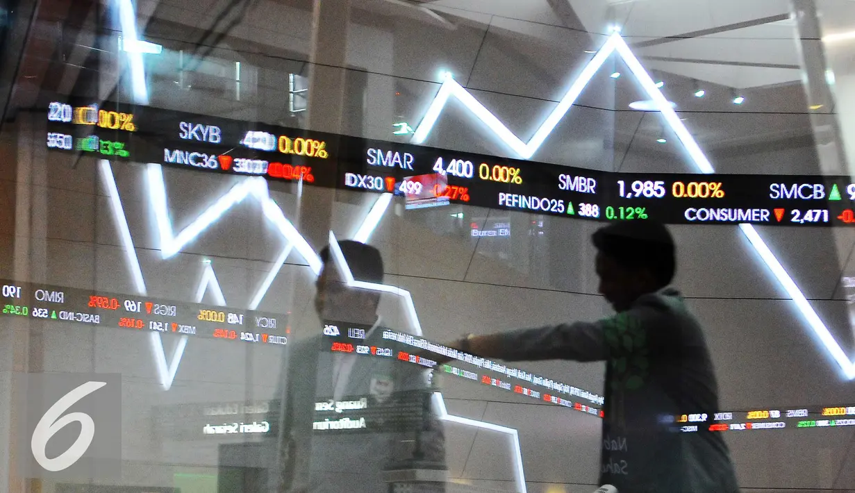 Pengunjung memperhatikan layar indeks harga saham gabungan di Bursa Efek Indonesia, Jakarta, Kamis (10/11). Indeks harga saham gabungan (IHSG) Kamis, 10 November 2016 naik 36,46 poin atau 0,67 persen ke level 5.450,78. (Liputan6.com/Angga Yuniar)