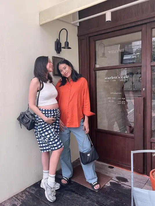 Jangan lupa untuk mengambil foto seluruh badan saat berpose, dan pilih latar estetik. (IG: @danitasigarlaki)