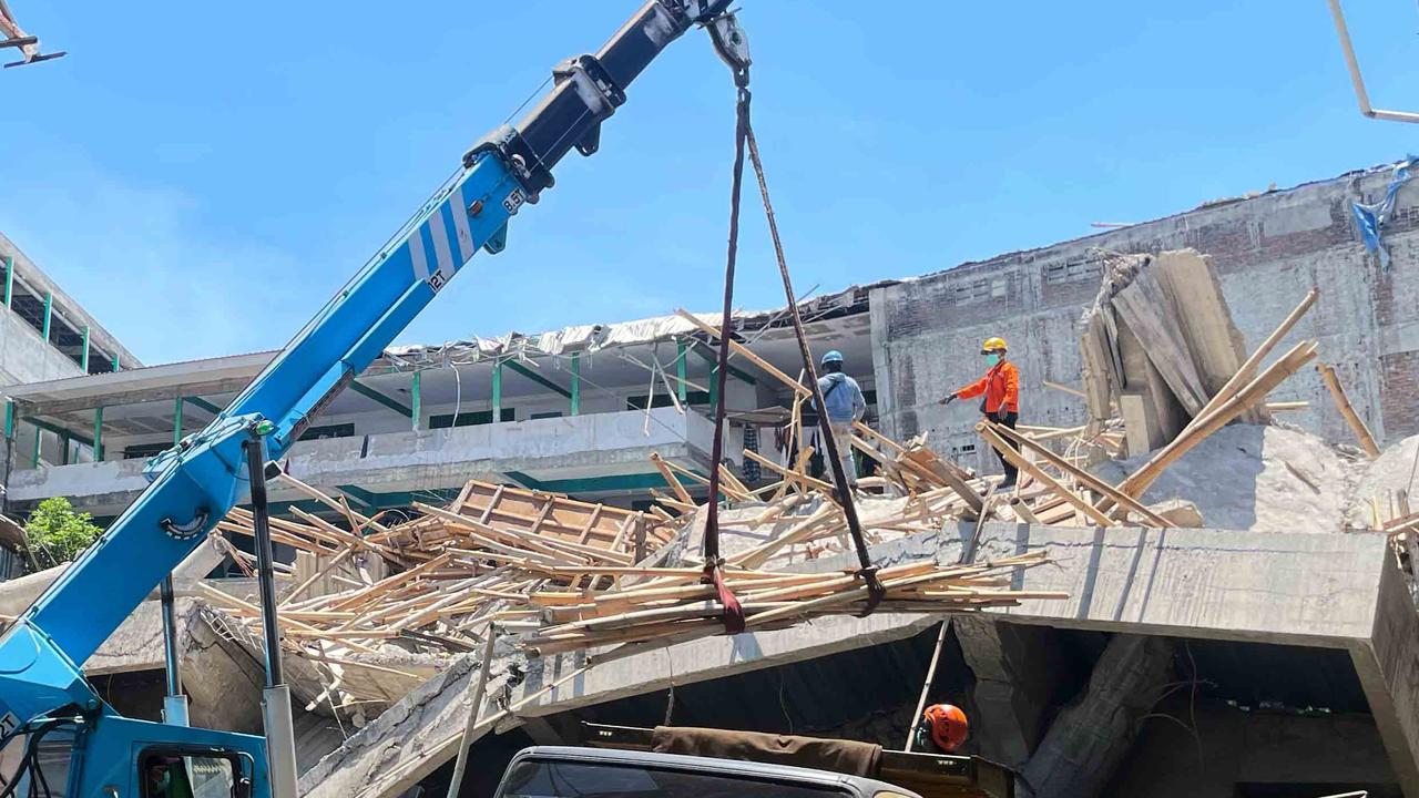 FOTO: Tragedi Musala Ponpes Al Khoziny,  Evakuasi Korban Dilanjutkan dengan  Alat  Berat
