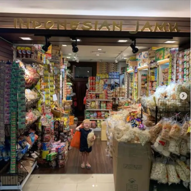 Belanja di Toko Indonesia di Singapura, Putri Marissa Nasution Antusias Beli Kerupuk