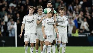 Pemain Real Madrid merayakan gol yang dicetak Arda Guler (tengah) dalam laga melawan Elche CF di Santiago Bernabeu Stadium, Minggu (15/3/2026). Dari antara pemain yang ada di foto, tampak Diego Aguado (paling kanan), yang baru saja merasakan debutnya bersama tim senior Los Blancos dalam laga ini. (Oscar DEL POZO / AFP)