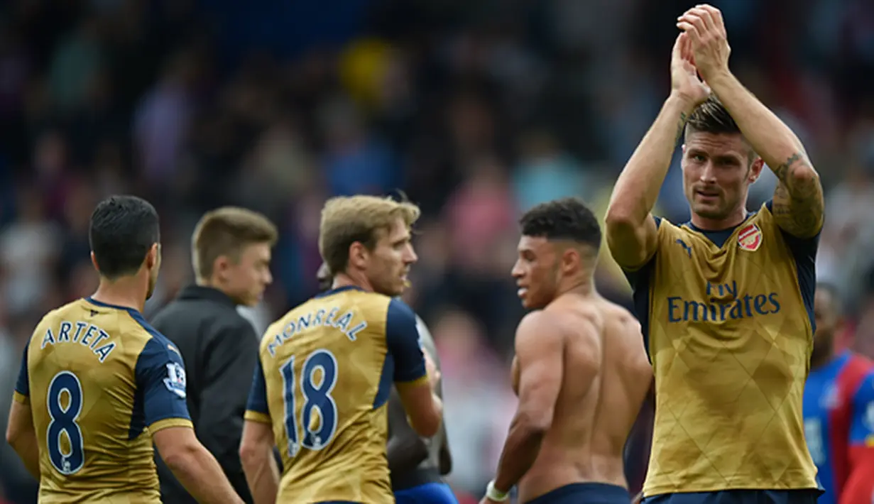 Pemain Arsenal, Oliver Giroud memberikan penghormatan kepada fans usai laga Liga Inggris menghadapi Crystal Palace di Stadion Selhurst Park, Inggris, Minggu (16/8/2015). Arsenal taklukan Palace 2-1. (Reuters/Toby Melville)