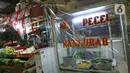 Aktivitas pedagang di Pasar Santa, Jakarta, Selasa (23/6/2020). Plastik pembatas antara pedagang dan pembeli dipasang di kios pasar santa diterapkan dari protokol kesehatan pencegahan COVID-19. (Liputan6.com/Herman Zakharia)