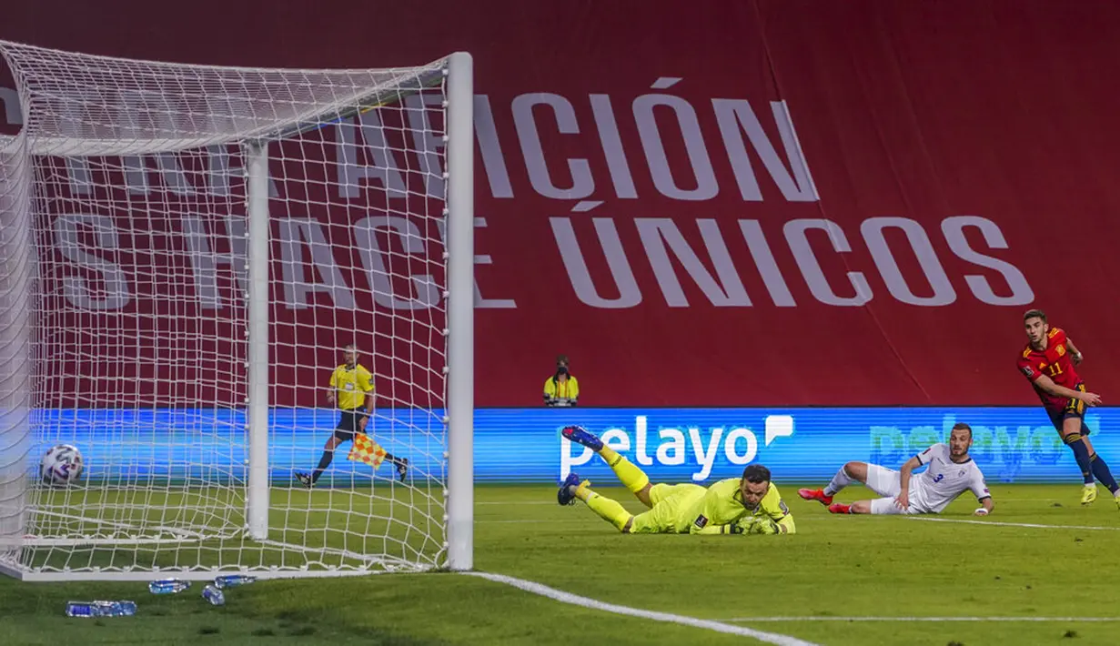 Pemain Spanyol Ferran Torres (kanan) mencetak gol ke gawang Kosovo pada pertandingan Grup B babak kualifikasi Piala Dunia 2022 antara di Stadion La Cartuja, Seville, Spanyol, Rabu (31/3/2021). Spanyol menang 3-1. (AP Photo/Miguel Angel Morenatti)
