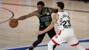 Pebasket Boston Celtics, Kemba Walker, berebut bola dengan pebasket Toronto Raptors, Fred VanVleet, pada semifinal playoff Wilayah Timur NBA, Rabu (2/9/2020). Celtics menang dengan skor 102-99. (AP Photo/Mark J. Terrill)