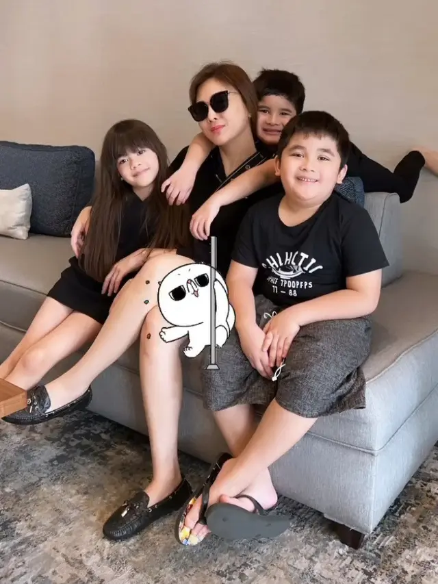 Dhena Devanka dan Ketiga Anaknya