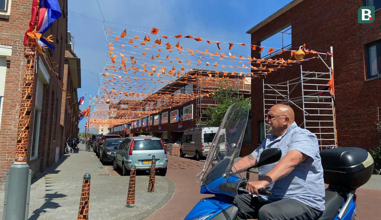Salah satu bentuk antusiasme warga dapat ditemui di kawasan Duindorp, Den Haag. Wilayah pemukimanan itu berubah menjadi jingga oleh pernak-pernik Euro 2020. (Foto: Bola.com/Tito Sianipar)
