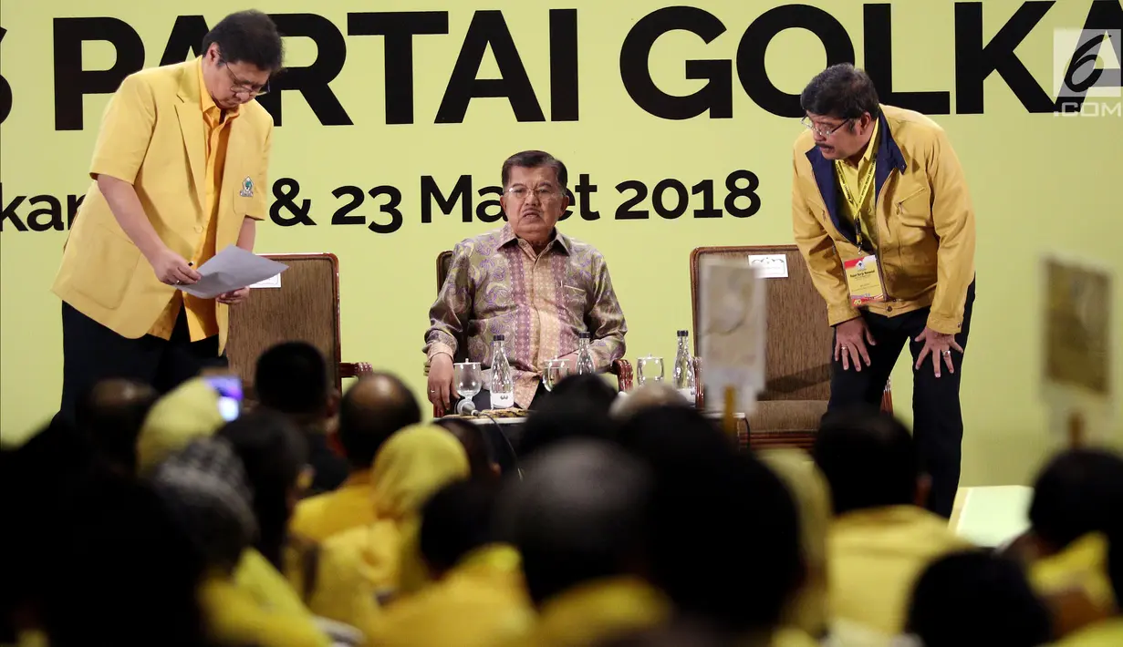 Wapres Jusuf Kalla atau JK saat menghadiri Rakernas Partai Golkar di Jakarta, Kamis (22/3). JK memberi pengarahan kepada seluruh kader Partai Golkar. (Liputan6.com/JohanTallo)