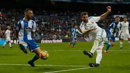 Pemain Real Madrid, Nacho Fernandez melakukan tendangan ke gawang Deportivo La Coruna dalam lanjutan La Liga Spanyol di Santiago Bernabue, Senin (22/1). Nacho Fernandez menyumbang dua dari tujuh gol kemenangan Real Madrid. (AP/Francisco Seco)