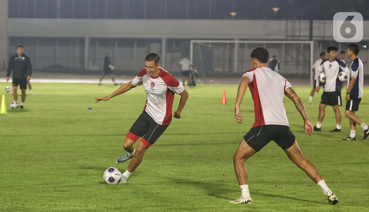 Pemain timnas Indonesia, Jay Idzes melakukan sesi pemanasan jelang latihan resmi di Stadion Madya, Kompleks Gelora Bung Karno, Jakarta, Senin (9/9/2024). (Liputan6.com/Angga Yuniar)