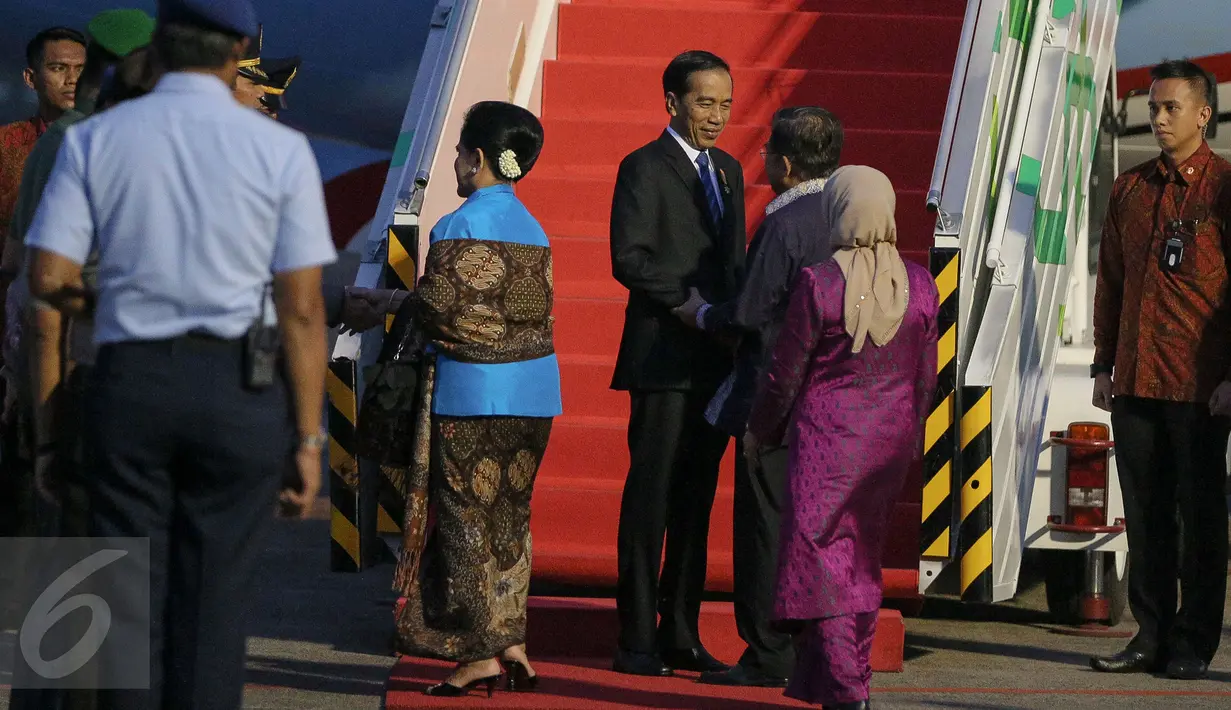 Presiden Jokowi (tengah) bersalaman dengan Wapres Jusuf Kalla di Bandara Udara Halim Perdana Kusuma, Jakarta, (20/11/). Presiden ke Malaysia menghadiri KTT ke-27 Perhimpunan Negara-negara Asia Tenggara (ASEAN). (Liputan6.com/Faizal Fanani)