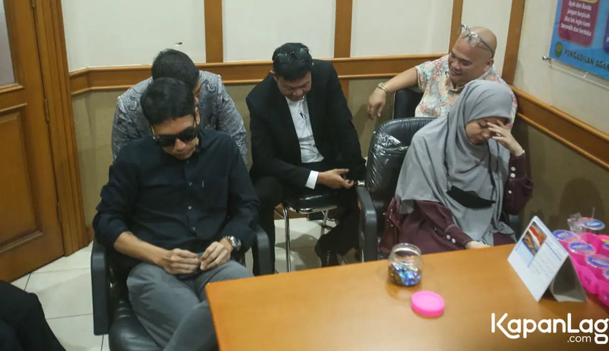 "Jadi Alhamdulillah sidang berjalan lancar, kita mediasi mengikuti prosesnya dan hasilnya berlanjut atas kesepakatan kita (bersama)," kata Natasha Rizky di Pengadilan Agama Jakarta Selatan, Senin (29/5/2023). [Foto: Muhammad Akrom Sukarya/KapanLagi.com]