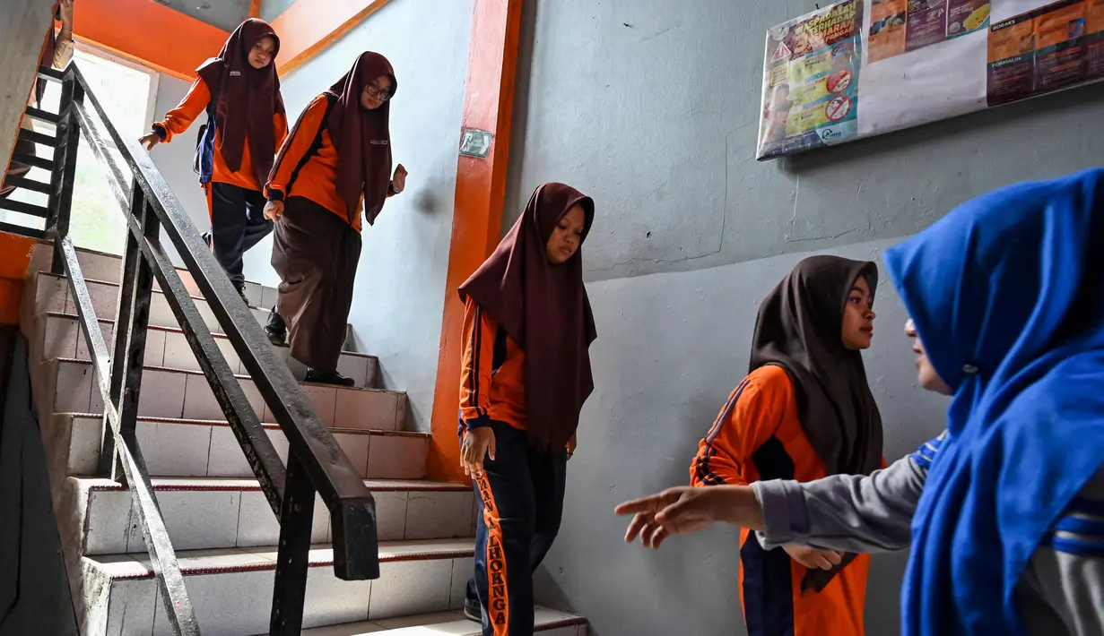 Latihan ini untuk melatih kesigapan dan kesiapan para siswa jika terjadi bencana. (CHAIDEER MAHYUDDIN/AFP)