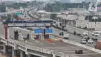 Kendaraan saat melintasi Gerbang Tol (GT) Pisangan, Jatinegara, Jakarta Timur, Senin (15/3/2021). PT CMNP mulai mengoperasikan GT Pisangan yang menghubungkan sisi barat ruas Tol Becakayu Seksi 1A dengan ruas Tol Ir Wiyoto Wiyono. (merdeka.com/Iqbal S. Nugroho)